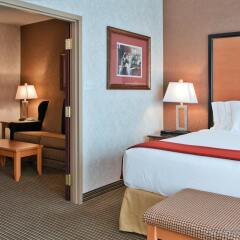 Отель Holiday Inn Express Hotel & Suites Calgary S-Macleod Trail S, an IHG Hotel Канада, Калгари - отзывы, цены и фото номеров - забронировать отель Holiday Inn Express Hotel & Suites Calgary S-Macleod Trail S, an IHG Hotel онлайн комната для гостей фото 3