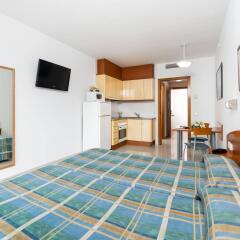 Отель Aparthotel Costa Encantada Испания, Льорет-де-Мар - 3 отзыва об отеле, цены и фото номеров - забронировать отель Aparthotel Costa Encantada онлайн комната для гостей фото 5