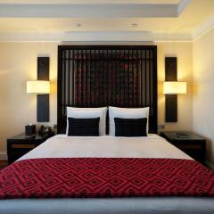 Kempinski Hotel Gold Coast City сейф в номере