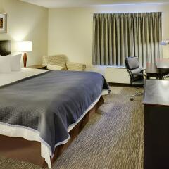 Отель Travelodge by Wyndham Calgary International Airport South Канада, Калгари - отзывы, цены и фото номеров - забронировать отель Travelodge by Wyndham Calgary International Airport South онлайн комната для гостей фото 4