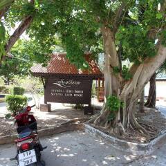 Отель Southern Lanta Resort парковка