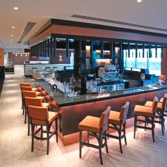 Отель Metropolitan Hotel Dubai ОАЭ, Дубай - отзывы, цены и фото номеров - забронировать отель Metropolitan Hotel Dubai онлайн гостиничный бар