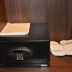 Отель Ramada by Wyndham Bali Sunset Road Kuta сейф в номере
