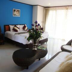 Отель Ploy Khumthong Boutique Resort Бангкок комната для гостей фото 2