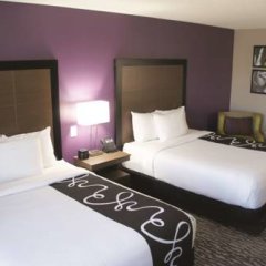 Отель La Quinta Inn & Suites by Wyndham Columbus North США, Колумбус - отзывы, цены и фото номеров - забронировать отель La Quinta Inn & Suites by Wyndham Columbus North онлайн комната для гостей фото 3