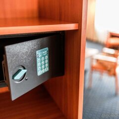 Отель Bellevue Park Riga Рига сейф в номере