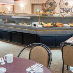 Отель Ramada Plaza by Wyndham Calgary Downtown Канада, Калгари - отзывы, цены и фото номеров - забронировать отель Ramada Plaza by Wyndham Calgary Downtown онлайн питание фото 3