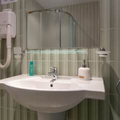 Апартаменты Quiet One Bedroom Apartment with Kitchenette in Avalon Complex ванная