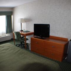 Отель All Seasons Inn and Suites удобства в номере