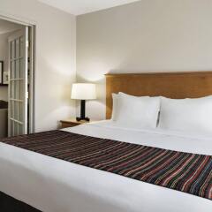 Отель Country Inn & Suites Columbus Airport США, Колумбус - отзывы, цены и фото номеров - забронировать отель Country Inn & Suites Columbus Airport онлайн комната для гостей фото 2