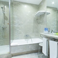 Hotel Silken Puerta Madrid ванная