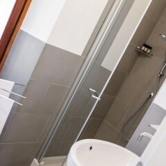 Отель La Ripa Hostel Италия, Альбино - отзывы, цены и фото номеров - забронировать отель La Ripa Hostel онлайн ванная фото 2