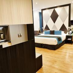L'Empire Paris Hotel сейф в номере