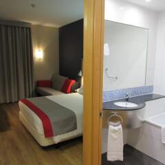 Отель Holiday Inn Express Malaga Airport Испания, Малага - 1 отзыв об отеле, цены и фото номеров - забронировать отель Holiday Inn Express Malaga Airport онлайн комната для гостей фото 2