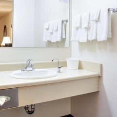 OYO Woodland Hotel and Suites in Woodland, United States of America from 119$, photos, reviews - zenhotels.com bathroom