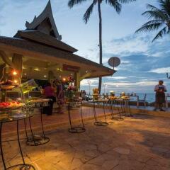 Отель Beyond Resort Karon Пхукет гостиничный бар