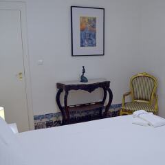 Отель Bairro Alto Palace сейф в номере