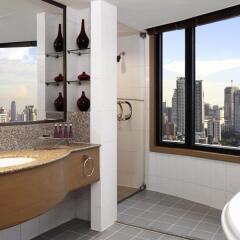Отель AVANI Atrium Bangkok 4* Улучшенный номер с различными типами кроватей фото 10