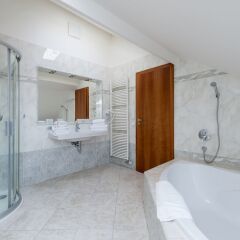Апартаменты EMPIRENT Apartments Prague Castle ванная фото 2