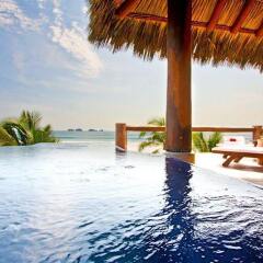 Отель Las Palmas Resort & Beach Club бассейн