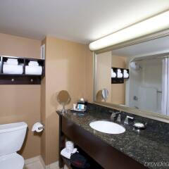 Отель Crowne Plaza Columbus - Downtown США, Колумбус - отзывы, цены и фото номеров - забронировать отель Crowne Plaza Columbus - Downtown онлайн ванная