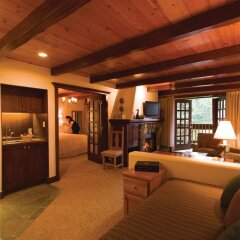 Post Hotel and Spa Лейк Луиз гостиничный бар