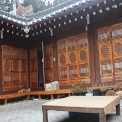 Отель Gahoe Hanok Guest House Южная Корея, Сеул - отзывы, цены и фото номеров - забронировать отель Gahoe Hanok Guest House онлайн помещение для мероприятий
