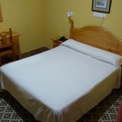 Отель Hostal Sierpes с домашними животными
