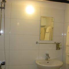 Отель Little River Guest House OLD Боженци ванная