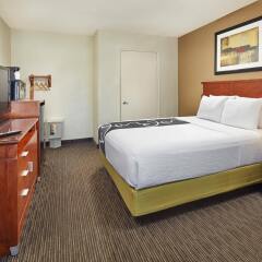 Отель La Quinta Inn & Suites by Wyndham San Diego SeaWorld/Zoo США, Сан-Диего - отзывы, цены и фото номеров - забронировать отель La Quinta Inn & Suites by Wyndham San Diego SeaWorld/Zoo онлайн комната для гостей фото 5