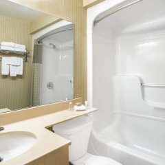 Отель Super 8 by Wyndham Kingston Канада, Кингстон - отзывы, цены и фото номеров - забронировать отель Super 8 by Wyndham Kingston онлайн ванная