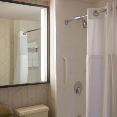 Отель Courtyard by Marriott New York City Manhattan Fifth Avenue США, Нью-Йорк - отзывы, цены и фото номеров - забронировать отель Courtyard by Marriott New York City Manhattan Fifth Avenue онлайн ванная