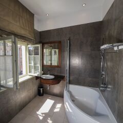 Отель Holland House Residence Old Town ванная