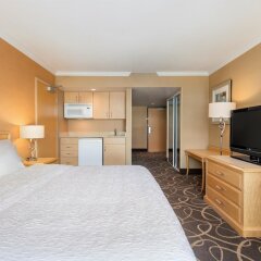 Отель Hampton Inn and Suites by Hilton, Downtown Vancouver Канада, Ванкувер - отзывы, цены и фото номеров - забронировать отель Hampton Inn and Suites by Hilton, Downtown Vancouver онлайн удобства в номере фото 2