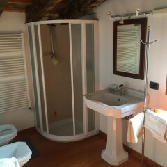 Отель Holiday House Petrarca Италия, Региональный парк Colli Euganei - отзывы, цены и фото номеров - забронировать отель Holiday House Petrarca онлайн ванная фото 2