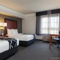 Отель La Quinta Inn & Suites Dallas North Central комната для гостей фото 5