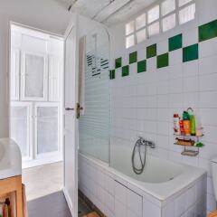 Отель Superbe appartement Saint-Paul - Le Marais Париж ванная