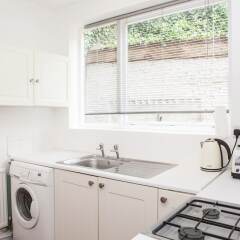 Отель Lovely 1 Bed Self-Contained Flat in Greenwich в номере