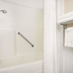 Отель Days Inn & Suites Langley ванная