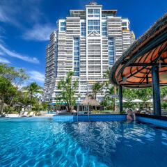 Отель Andaman Beach Suites Пхукет бассейн