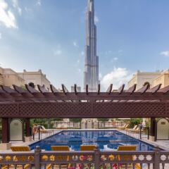 Отель Maison Privee - Burj Khalifa Community городской автобус