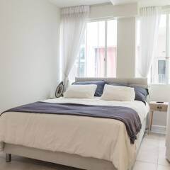 Charming 2BDR apt W Private Garden TL41 Израиль, Тель-Авив - отзывы, цены и фото номеров - забронировать отель Charming 2BDR apt W Private Garden TL41 онлайн комната для гостей фото 3