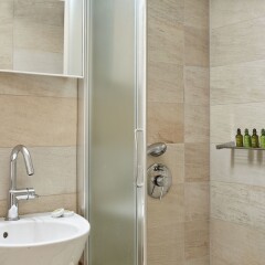 Отель Chic One Bd Apartment with Hilton View Греция, Афины - отзывы, цены и фото номеров - забронировать отель Chic One Bd Apartment with Hilton View онлайн ванная