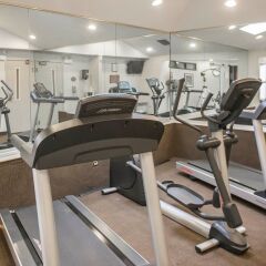 Отель Sleep Inn Midway Airport Bedford Park фитнесс-зал фото 3