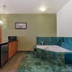 Отель La Quinta Inn & Suites Tulare ванная фото 2