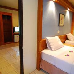 Отель Lanta Nice Beach Resort Ланта сейф в номере