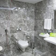 Holiday Inn Gaziantep - Sehitkamil, an IHG Hotel Турция, Газиантеп - отзывы, цены и фото номеров - забронировать отель Holiday Inn Gaziantep - Sehitkamil, an IHG Hotel онлайн ванная фото 2
