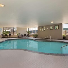 Отель Best Western Premier Calgary Plaza Hotel & Conference Centre Канада, Калгари - отзывы, цены и фото номеров - забронировать отель Best Western Premier Calgary Plaza Hotel & Conference Centre онлайн бассейн фото 2