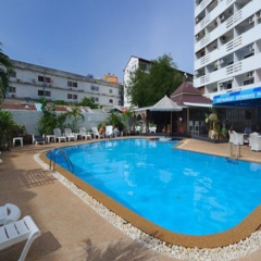 Отель Marina Inn Pattaya бассейн