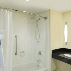 Отель Novotel Montreal Center Канада, Монреаль - отзывы, цены и фото номеров - забронировать отель Novotel Montreal Center онлайн ванная